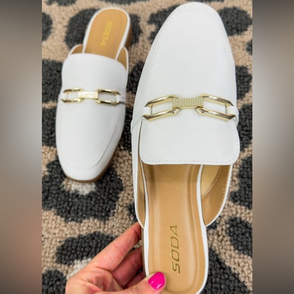 NWT Soda Women's White Mules with Gold Accent size 8 - Picture 1 of 6